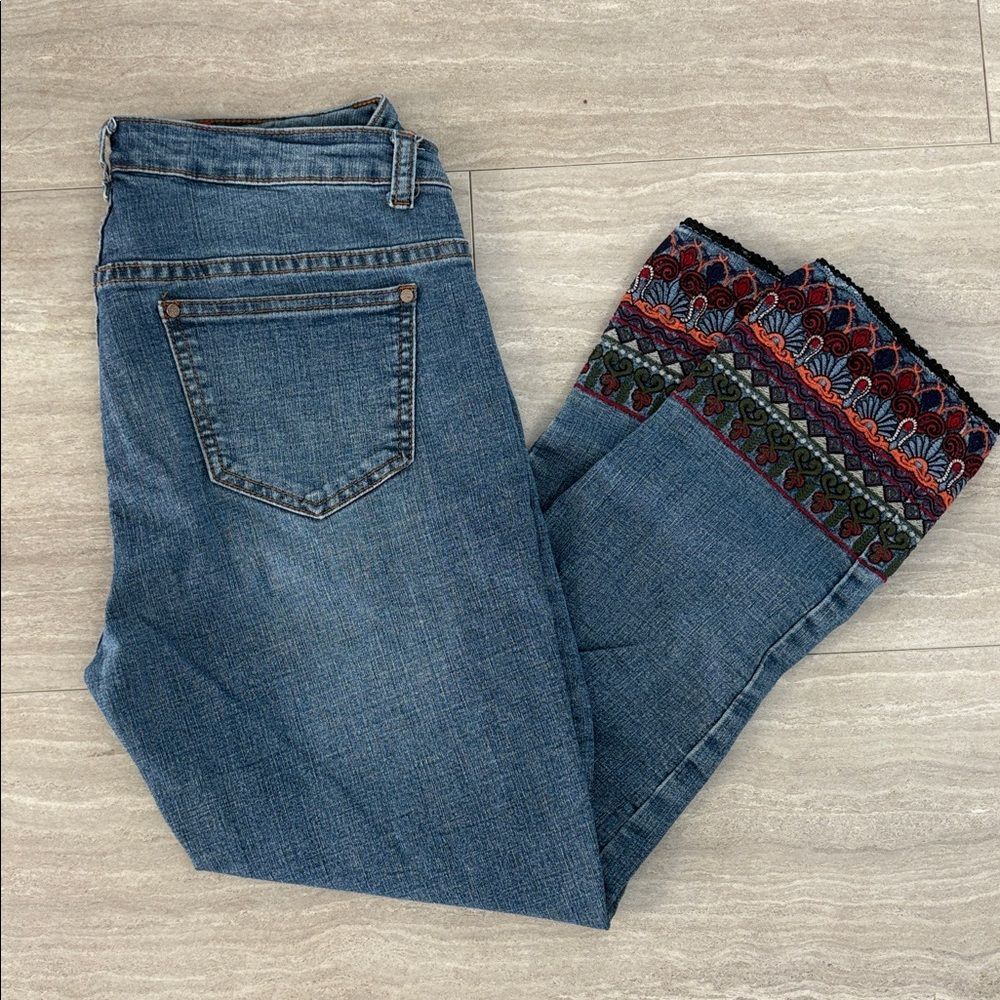 V Cristina Denim Capri Pant Embroidered Size 4